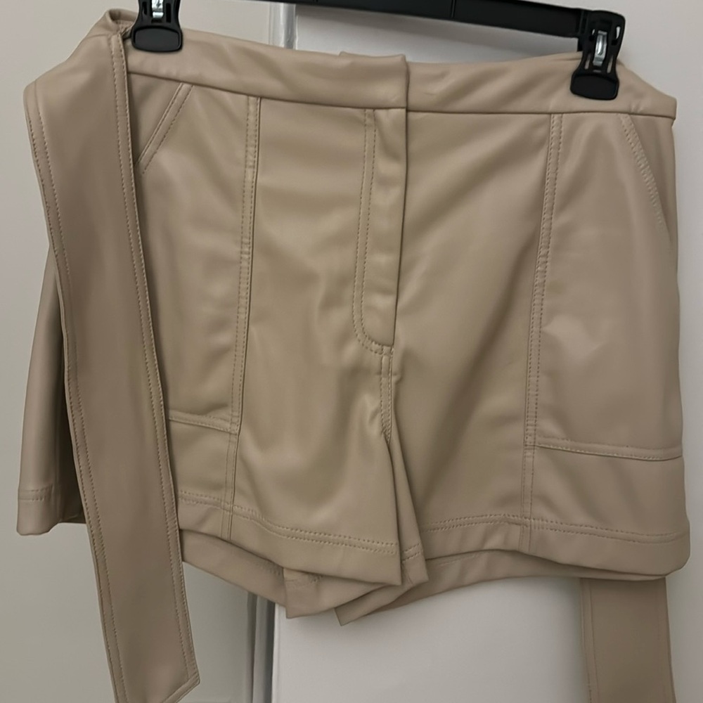 Beige vinyl short